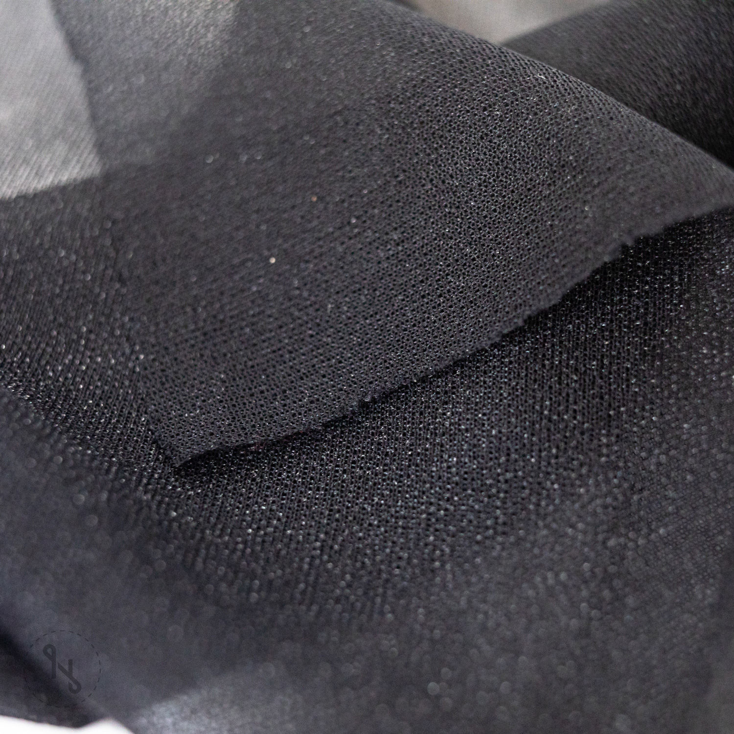 SULKY Tender Touch ist ein leichtes Vlies zum Aufbügeln. Dieses schützt die Haut vor den kratzigen Stichen des bestickten Kleidungsstücks.